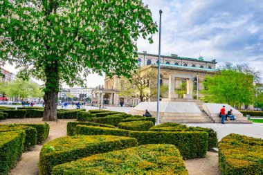 Hannover, Almanya, 28 Nisan 2018: Insanlar ön tarafta gezinıyor