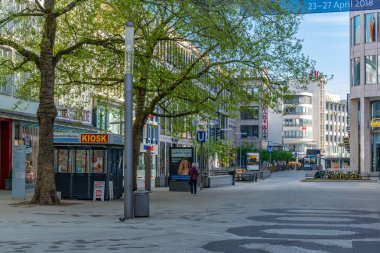 Hannover, Almanya, 29 Nisan 2018: Insanlar georgst üzerinde yürüyor