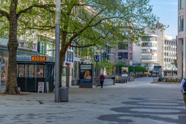 Hannover, Almanya, 29 Nisan 2018: Insanlar georgst üzerinde yürüyor