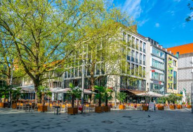 Hannover, Almanya, 29 Nisan 2018: Insanlar georgst üzerinde yürüyor