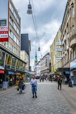 Dortmund, Almanya, 30 Nisan 2018: Insanlar üzerinden gezinme 