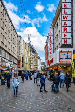 Dortmund, Almanya, 30 Nisan 2018: Insanlar üzerinden gezinme 
