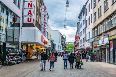 Dortmund, Almanya, 30 Nisan 2018: Insanlar üzerinden gezinme 