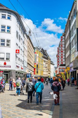 Dortmund, Almanya, 30 Nisan 2018: Insanlar üzerinden gezinme 