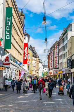 Dortmund, Almanya, 30 Nisan 2018: Insanlar üzerinden gezinme 