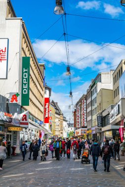 Dortmund, Almanya, 30 Nisan 2018: Insanlar üzerinden gezinme 