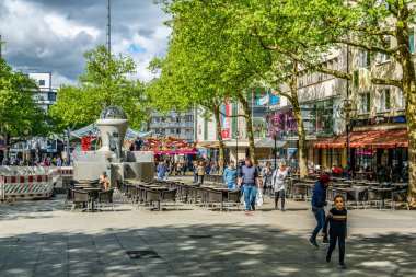 Dortmund, Almanya, 30 Nisan 2018: Insanlar üzerinden gezinme 