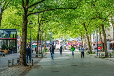 Dortmund, Almanya, 30 Nisan 2018: Insanlar üzerinden gezinme 