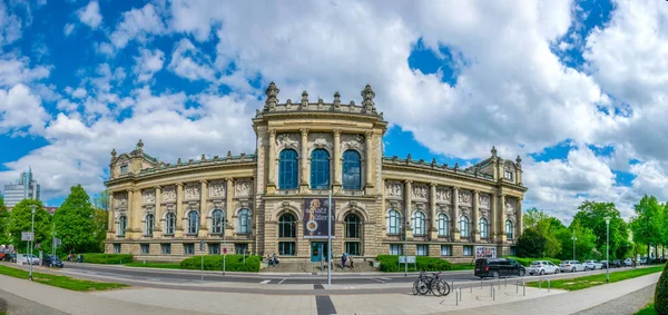 Hannover, Duitsland, 28 april 2018: uitzicht op de Landesmuseum in Hannover, Duitsland — Stockfoto