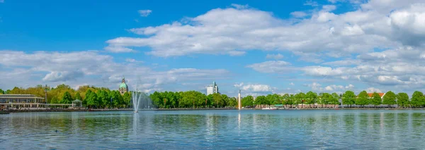 HANNOVER, GERMANY, APRIL 28, 2018: People are strolling alongside Maschsee in Hannover, Germany — Stock Photo, Image