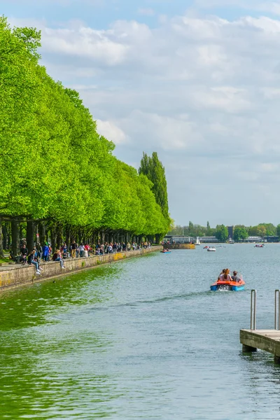 Hannover, Duitsland, 28 april 2018: mensen wandelen alongsid — Stockfoto