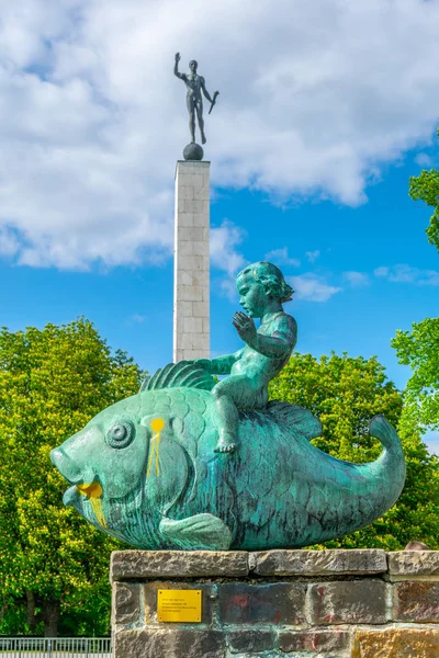 Hannover, Duitsland, 28 april, 2018: standbeeld van een man die een vis berijdt — Stockfoto