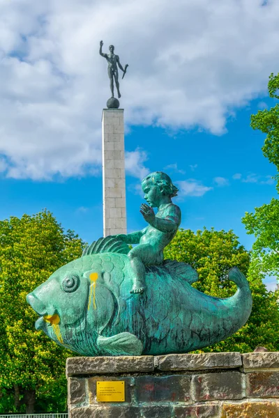 독일 하노버 4 월 28 일 2018: 물고기를 타고 있는 남자의 동상 — 스톡 사진