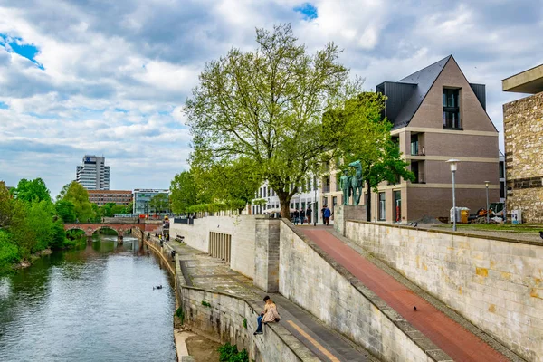 HANNOVER, ALLEMAGNE, 28 AVRIL 2018 : Les gens se promènent le long de la côte — Photo