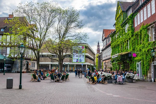 Hannover, Německo, 28. duben 2018: lidé si užívají léto — Stock fotografie