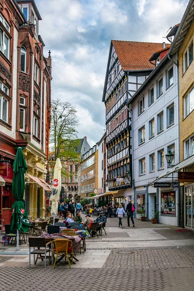 Hannover, Niemcy, 28 kwietnia 2018: ludzie spacerują po — Zdjęcie stockowe