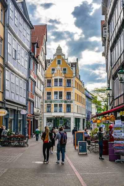 Hannover, deutschland, 28. april 2018: die menschen schlendern durch — Stockfoto