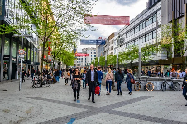 Hannover, Almanya, 28 Nisan 2018: Insanlar georgst üzerinde yürüyor — Stok fotoğraf