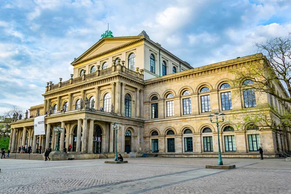 Hannover, Duitsland, 28 april, 2018: mensen lopen in de voorkant — Stockfoto