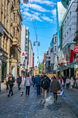 Dortmund, Almanya, 30 Nisan 2018: Insanlar üzerinden gezinme 