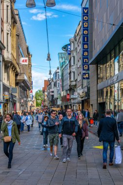 Dortmund, Almanya, 30 Nisan 2018: Insanlar üzerinden gezinme 