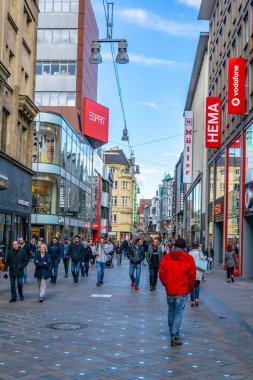 Dortmund, Almanya, 30 Nisan 2018: Insanlar üzerinden gezinme 