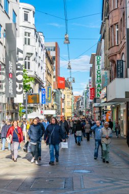 Dortmund, Almanya, 30 Nisan 2018: Insanlar üzerinden gezinme 