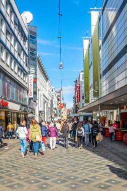 Dortmund, Almanya, 30 Nisan 2018: Insanlar üzerinden gezinme 