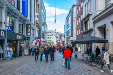 Dortmund, Almanya, 30 Nisan 2018: Insanlar üzerinden gezinme 