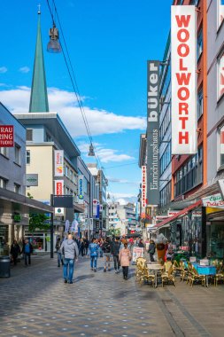 Dortmund, Almanya, 30 Nisan 2018: Insanlar üzerinden gezinme 