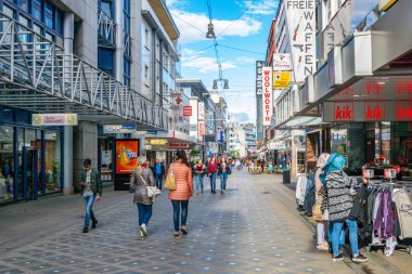 Dortmund, Almanya, 30 Nisan 2018: Insanlar üzerinden gezinme 