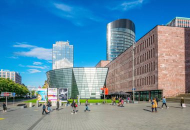 Dortmund, Almanya, 30 Nisan 2018: Insanlar: municip tarafından geçiyor