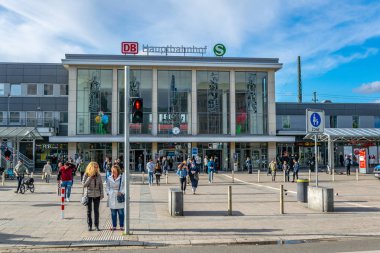 Dortmund, Almanya, 30 Nisan 2018: Insanlar doğru yürüyor