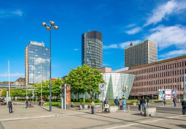Dortmund, Almanya, 30 Nisan 2018: Insanlar: municip tarafından geçiyor