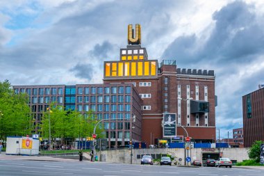 Dortmund, Almanya, 30 Nisan 2018: Insanlar U T tarafından geçiyor