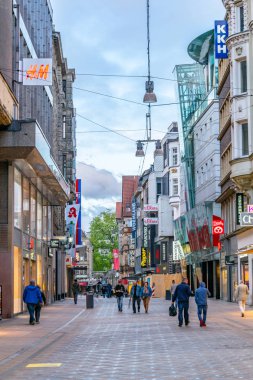 Dortmund, Almanya, 30 Nisan 2018: Insanlar üzerinden gezinme 