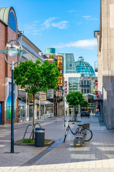 DORTMUND, ALEMANIA, 30 DE ABRIL DE 2018: La gente está paseando — Foto de Stock