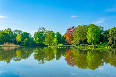 Hannover yeni belediye binası önünde Maschteich gölet, Germa