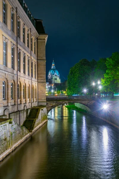 Night view of the new town hall in Hannover behind Leine creek, — Stock Photo, Image