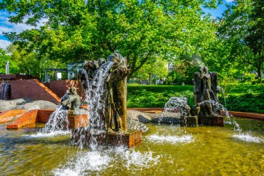 Almanya 'nın Dortmund kentindeki Stadtpark' ta Gauklerbrunnen Çeşmesi