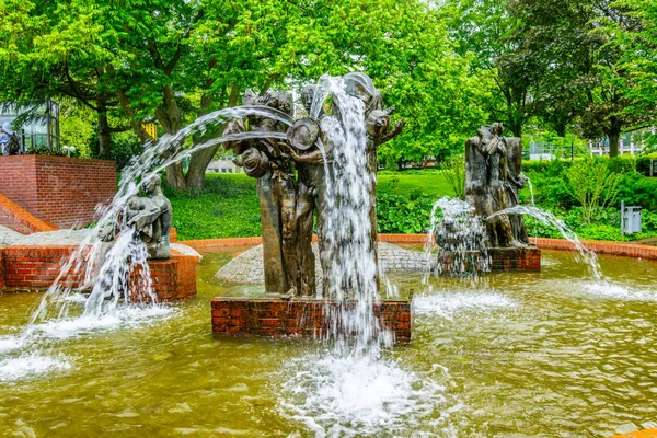 Фонтан Gauklerbrunnen в Stadtpark в Дортмунде, Германия — стоковое фото