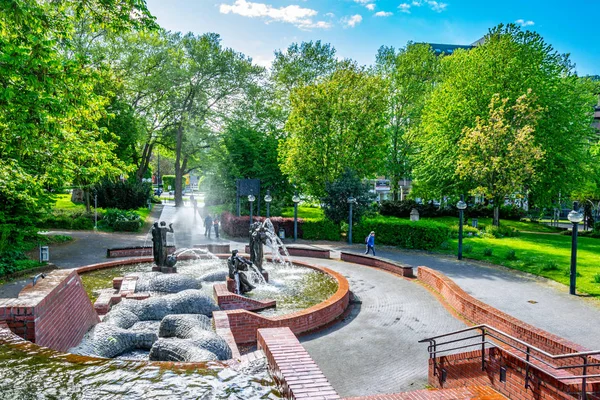 Almanya 'nın Dortmund kentindeki Stadtpark' ta Gauklerbrunnen Çeşmesi — Stok fotoğraf