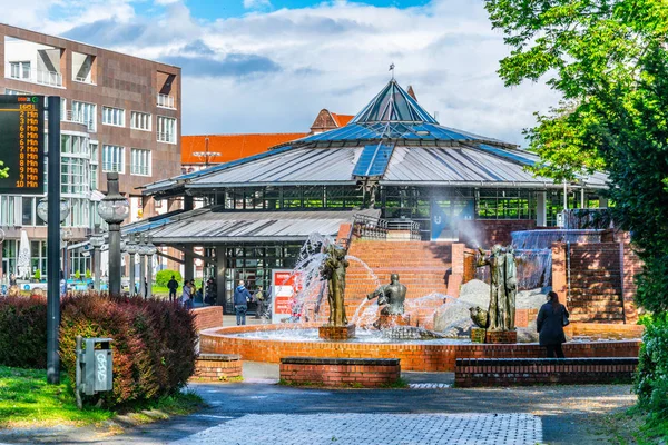 Fuente de Gauklerbrunnen en Stadtpark en Dortmund, Alemania — Foto de Stock