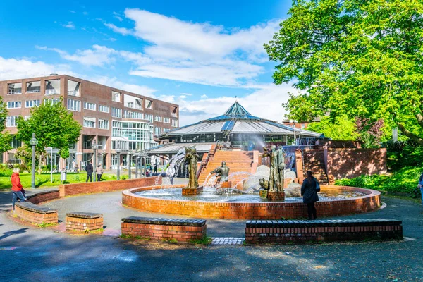 Fuente de Gauklerbrunnen en Stadtpark en Dortmund, Alemania — Foto de Stock