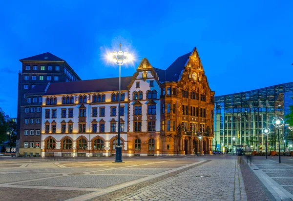 Vista noturna de Friedensplatz no centro de Dortmund, Alemanha — Fotografia de Stock