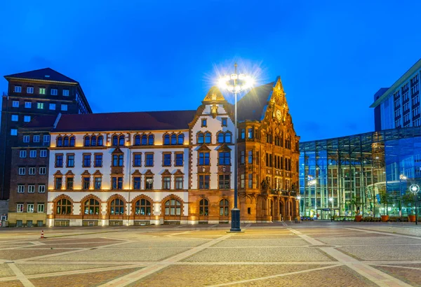 Vista noturna de Friedensplatz no centro de Dortmund, Alemanha — Fotografia de Stock
