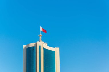 Bahreyn bayrağı Manama'da bir gökdelenin tepesinde sallanıyor.