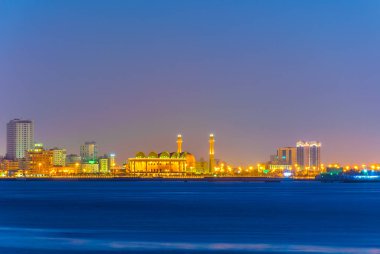 Al Fateh Ulu Camii gün batımında denize yansıyan