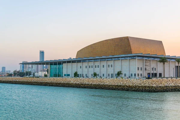 Manama gün batımı sırasında Bahreyn Ulusal tiyatro.