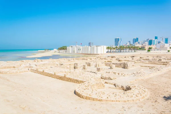 View of the museum of the Bahrain fort complex with the Qal 'At Al Bahrain fort which is part of UNESCO World Heritage — стоковое фото